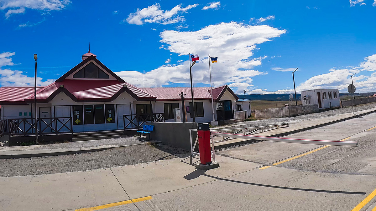 A photo of the Chilean border building and boom gate at Paso Rio Don Guillermo