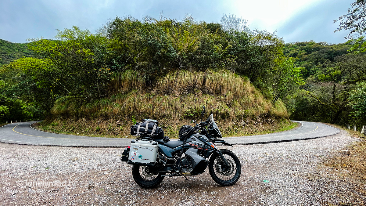 A photo of a motorcycle parked on Ruta 9